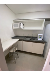 Bancada Cozinha de pedra + armário inferior + prancha aparador + prateleira cinza + nicho superior